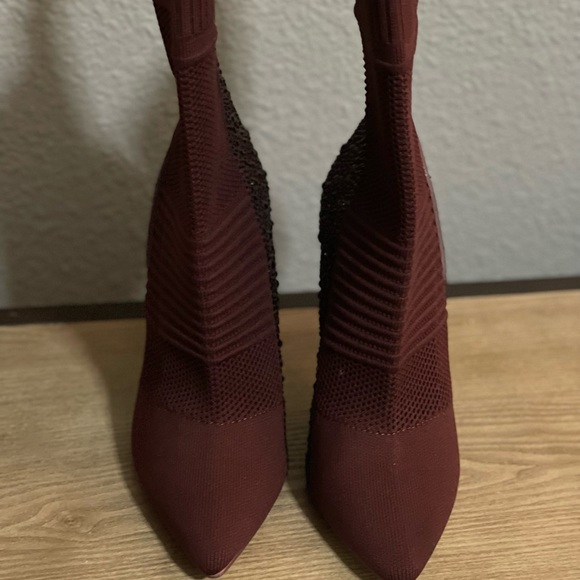 Steve Madden (sizes avail 7, 7.5 8)
Pull-on style
Color Burgundy - Picture 2 of 7